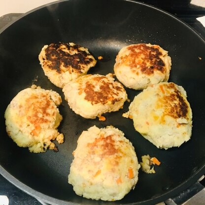 チーズ乗せたり目玉焼き乗せたりしてます。ジューシーでとっても美味しいです！
素敵なレシピありがとうございます。